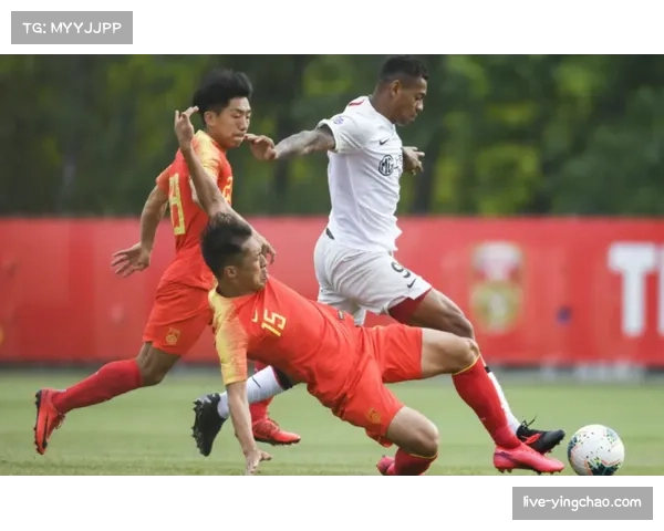 特写：镜头跟随萨卡完整的一次边路往返，展现现代边锋攻防两端的巨大消耗